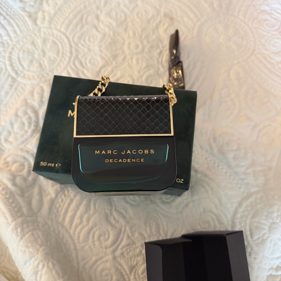 Marc Jacobs Decadence in Elegant Green and Gold - Picture 2 of 3